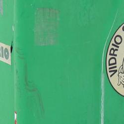 Contenedor de reciclaje de vidrio en Almarail