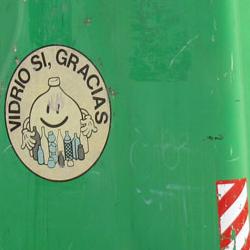 Contenedor de reciclaje de vidrio en Ituero